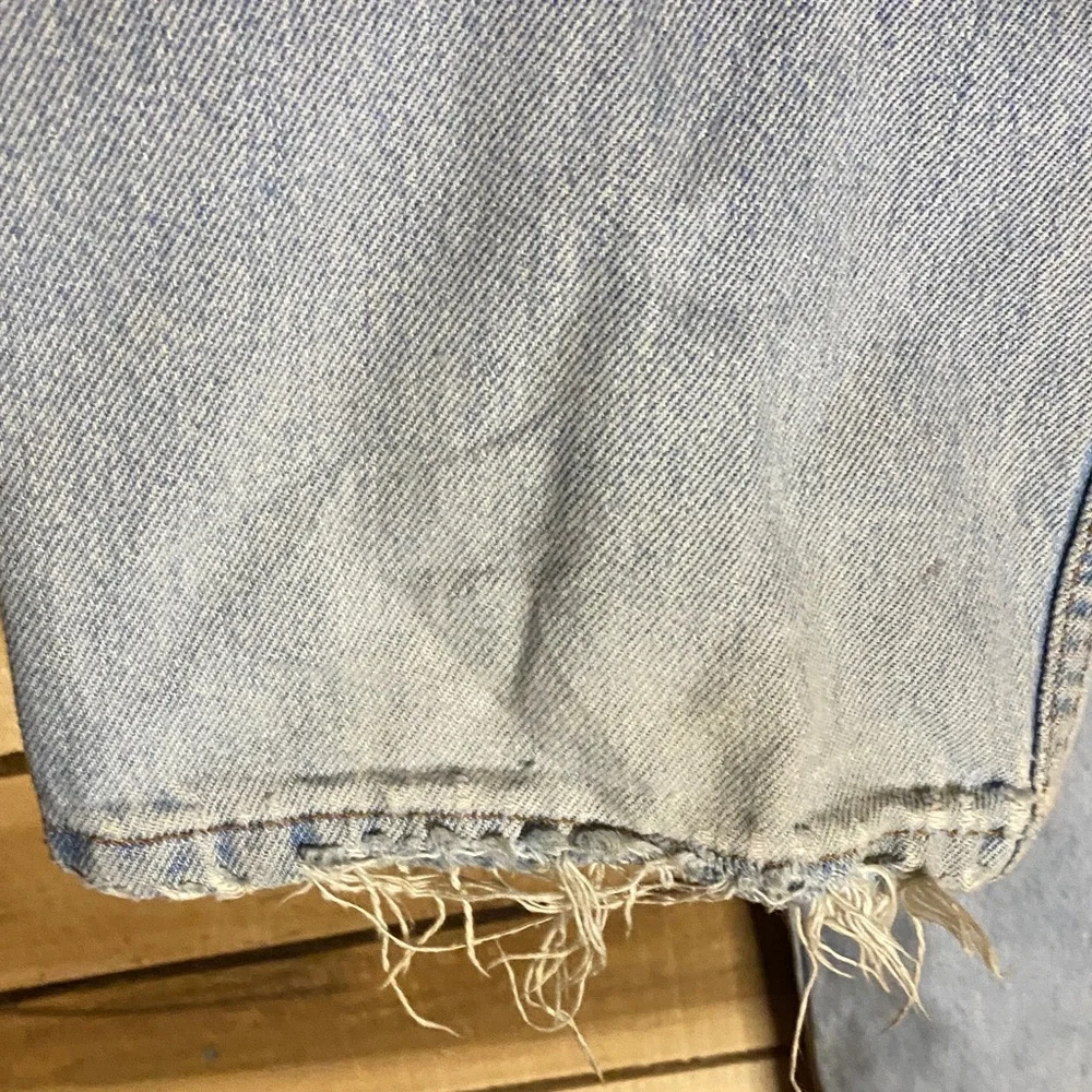 Vintage Y2K Levi’s 505 light wash Blue Jeans distressed size 32x30 (tag 33x30)